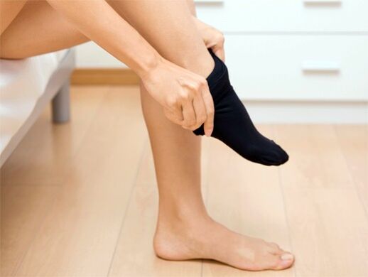 chaussettes propres dans le traitement des champignons sur la peau des pieds