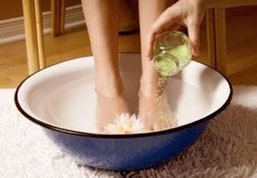 Pour les personnes atteintes de mycose des ongles des pieds, il est utile de prendre des bains avec du vinaigre et du sel. 