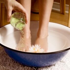 Lors d’un traitement fongique, il est nécessaire de se laver les pieds fréquemment. 