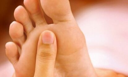 Comment être traité avec des champignons à clous sur les jambes avec du savon à domicile