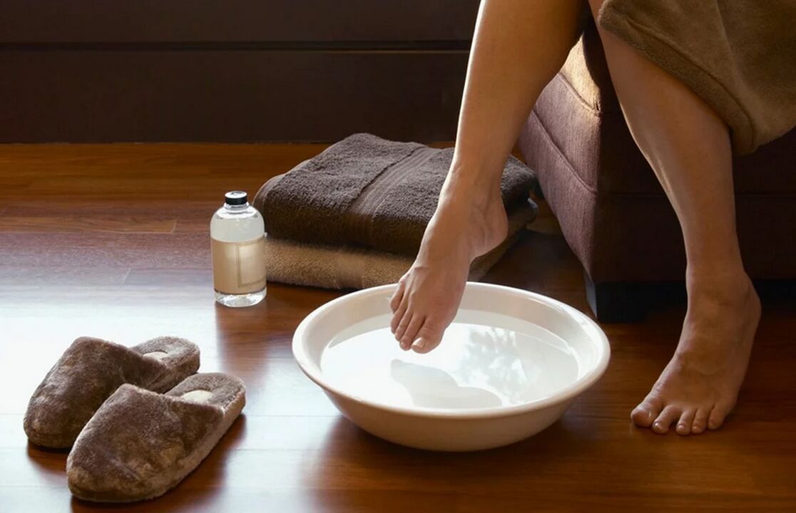 Salle de bain avec vinaigre pour le traitement des champignons à ongles